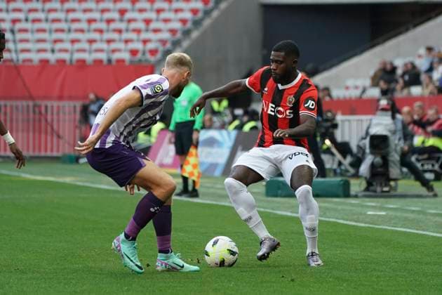 JÃ rÃ mie Boga (OGC Nice) - Mikkel Desler Puggaard (Toulouse FC) FOOTBALL : OGC Nice vs Toulouse FC - Ligue 1 Uber Eats - Nice - 26 11 2023 NorbertScanella Panoramic 