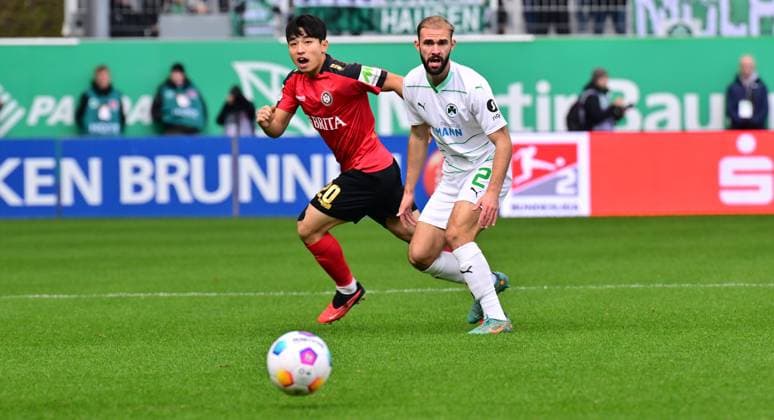 26 11 2023 Soccer Season 2023 2024 2 Soccer Bundesliga 14 Matchday SpVgg Greuther Fürth Kleeblatt SV Wehen Wiesbaden SVWW Sportfoto Zink xwoxzix DFL regulations prohibit any use of photographs as image sequences and or quasi video only for editorial use Hyunju Hyun Ju Lee 20, SV Wehen 1926 Wiesbaden SVWW Simon Asta 2, SpVgg Greuther Fürth