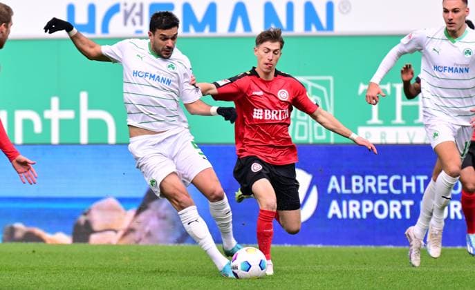 26 11 2023 Soccer Season 2023 2024 2 Soccer Bundesliga 14 Matchday SpVgg Greuther Fürth Kleeblatt SV Wehen Wiesbaden SVWW Sportfoto Zink xwoxzix DFL regulations prohibit any use of photographs as image sequences and or quasi video only for editorial use Oussama Haddadi 5, SpVgg Greuther Fürth Nick Bätzner Baetzner 8, SV Wehen 1926 Wiesbaden SVWW
