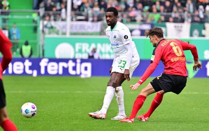 26 11 2023 Soccer Season 2023 2024 2 Soccer Bundesliga 14 Matchday SpVgg Greuther Fürth Kleeblatt SV Wehen Wiesbaden SVWW Sportfoto Zink xwoxzix DFL regulations prohibit any use of photographs as image sequences and or quasi video only for editorial use Gideon Jung 23, SpVgg Greuther Fürth Gino Fechner 6, SV Wehen 1926 Wiesbaden SVWW