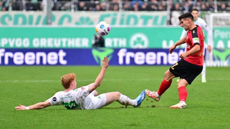 26 11 2023 Soccer Season 2023 2024 2 Soccer Bundesliga 14 Matchday SpVgg Greuther Fürth Kleeblatt SV Wehen Wiesbaden SVWW Sportfoto Zink xwoxzix DFL regulations prohibit any use of photographs as image sequences and or quasi video only for editorial use Robert Wagner 22, SpVgg Greuther Fürth Robin Heußer Heusser 7, SV Wehen 1926 Wiesbaden SVWW
