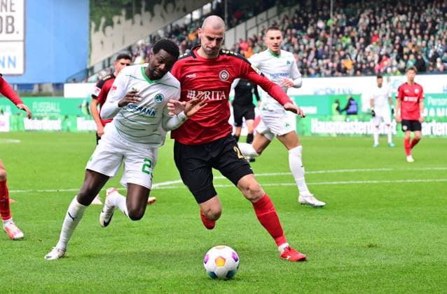 26 11 2023 Soccer Season 2023 2024 2 Soccer Bundesliga 14 Matchday SpVgg Greuther Fürth Kleeblatt SV Wehen Wiesbaden SVWW Sportfoto Zink xwoxzix DFL regulations prohibit any use of photographs as image sequences and or quasi video only for editorial use Gideon Jung 23, SpVgg Greuther Fürth Aleksandar Vukotic 26, SV Wehen 1926 Wiesbaden SVWW