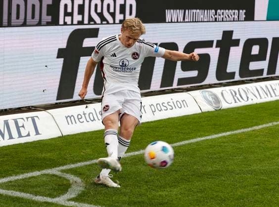26 11 2023 Soccer Season 2023 2024 2 Soccer Bundesliga 14 Matchday Karlsruher SC KSC 1 FC Nuremberg FCN Club Sportfoto Zink DaMa xdaxmax DFL regulations prohibit any use of photographs as image sequences and or quasi video only for editorial use Mats Möller Moeller Daehli 10, 1 FC Nuremberg FCN with corner kick