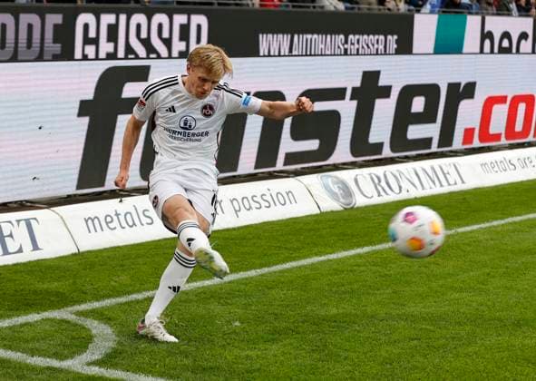 26 11 2023 Soccer Season 2023 2024 2 Soccer Bundesliga 14 Matchday Karlsruher SC KSC 1 FC Nuremberg FCN Club Sportfoto Zink DaMa xdaxmax DFL regulations prohibit any use of photographs as image sequences and or quasi video only for editorial use Mats Möller Moeller Daehli 10, 1 FC Nuremberg FCN with corner kick