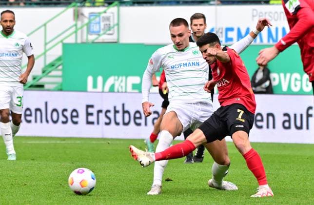 26 11 2023 Soccer Season 2023 2024 2 Soccer Bundesliga 14 Matchday SpVgg Greuther Fürth Kleeblatt SV Wehen Wiesbaden SVWW Sportfoto Zink xwoxzix DFL regulations prohibit any use of photographs as image sequences and or quasi video only for editorial use Tim Lemperle 19, SpVgg Greuther Fürth Robin Heußer Heusser 7, SV Wehen 1926 Wiesbaden SVWW