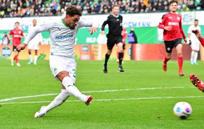26 11 2023 Soccer Season 2023 2024 2 Soccer Bundesliga 14 Matchday SpVgg Greuther Fürth Kleeblatt SV Wehen Wiesbaden SVWW Sportfoto Zink xwoxzix DFL regulations prohibit any use of photographs as image sequences and or quasi video only for editorial use Armindo Sieb 30, SpVgg Greuther Fürth erzielt Treffer Tor Torschuß zum 1 0