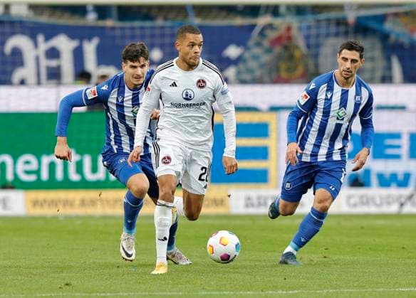 26 11 2023 Soccer season 2023 2024 2 Soccer Bundesliga 14 Matchday Karlsruher SC KSC 1 FC Nuremberg FCN Club Sportfoto Zink DaMa xdaxmax DFL regulations prohibit any use of photographs as image sequences and or quasi video only for editorial use Jan Gyamerah 28, 1 FC Nuremberg FCN in attack