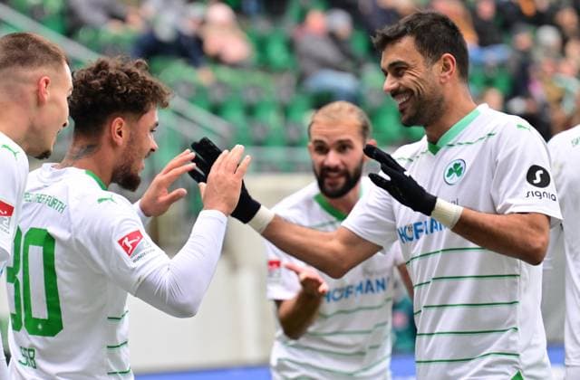 26 11 2023 Soccer Season 2023 2024 2 Soccer Bundesliga 14 Matchday SpVgg Greuther Fürth Kleeblatt SV Wehen Wiesbaden SVWW Sportfoto Zink xwoxzix DFL regulations prohibit any use of photographs as image sequences and or quasi video only for editorial use Torjubel Jubel nach Treffer Torschuß zum 1 0 durch Armindo Sieb 30, SpVgg Greuther Fürth Armindo Sieb 30, SpVgg Greuther Fürth Oussama Haddadi 5, SpVgg Greuther Fürth