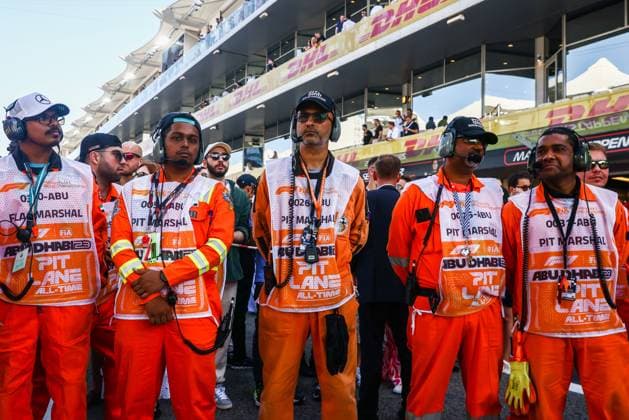 November 26, 2023, Abu Dhabi, United Arab Emirates: Pit lane marshalls are seen during drivers parade ahead of Formula 1 Abu Dhabi Grand Prix at Yas Marina Circuit on November 26, 2023 in Abu Dhabi, United Arab Emirates. Abu Dhabi United Arab Emirates - ZUMAz156 0368014055st Copyright: xBeataxZawrzelx