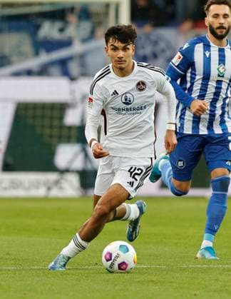 26 11 2023 Soccer Season 2023 2024 2 Soccer Bundesliga 14 Matchday Karlsruher SC KSC 1 FC Nürnberg FCN Club Sportfoto Zink DaMa xdaxmax DFL regulations prohibit any use of photographs as image sequences and or quasi video only for editorial use Can Yilmaz Uzun 42, 1 FC Nürnberg FCN Freisteller Einzelbild