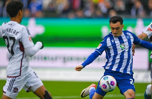 Paul Nebel Karlsruher SC, 26, right, scores from close range to make it 1 0, GER, Karlsruher SC vs 1 FC Nuernberg, Sport, Football, Men, 2 Bundesliga, Matchday 14, Season 2023 2024, 26 11 2023, DFL REGULATES PROHIBIT ANY USE OF PHOTOGRAPHS AS IMAGE SEQUENCES AND OR QUASI VIDEO GER, Karlsruher SC vs 1 FC Nuernberg, Sport, Football, Men, 2 Bundesliga, Matchday 14, Season 2023 2024, 26 11 2023, Karlsruhe Copyright: xEibner-Pressefoto SilasxSchuellex EP_SSR