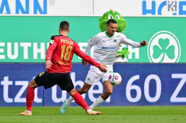26 11 2023 Soccer Season 2023 2024 2 Soccer Bundesliga 14 Matchday SpVgg Greuther Fürth Kleeblatt SV Wehen Wiesbaden SVWW Sportfoto Zink MeZi xmexzix DFL regulations prohibit any use of photographs as image sequences and or quasi video only for editorial use Ivan Prtajin 18, SV Wehen 1926 Wiesbaden SVWW, left Maximilian Solomon Dietz 33, SpVgg Greuther Fürth