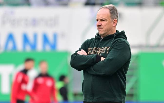 26 11 2023 Soccer Season 2023 2024 2 Soccer Bundesliga 14 Matchday SpVgg Greuther Fürth Kleeblatt SV Wehen Wiesbaden SVWW Sportfoto Zink MeZi xmexzix DFL regulations prohibit any use of photographs as image sequences and or quasi video only for editorial use Alexander Zorniger Trainer SpVgg Greuther Fürth before the start of the match