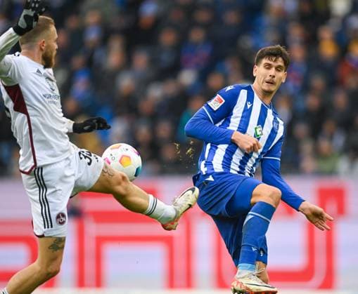 Igor Matanovic Karlsruher SC, 9, right in duel with Lukas Schleimer 1 FC Nuernberg, 36 , GER, Karlsruher SC vs 1 FC Nuernberg, Sport, Football, Men, 2 Bundesliga, Matchday 14, Season 2023 2024, 26 11 2023, DFL REGULATES PROHIBIT ANY USE OF PHOTOGRAPHS AS IMAGE SEQUENCES AND OR QUASI VIDEO GER, Karlsruher SC vs 1 FC Nuernberg, Sport, Football, Men, 2 Bundesliga, Matchday 14, Season 2023 2024, 26 11 2023, Karlsruhe Copyright: xEibner-Pressefoto SilasxSchuellex EP_SSR