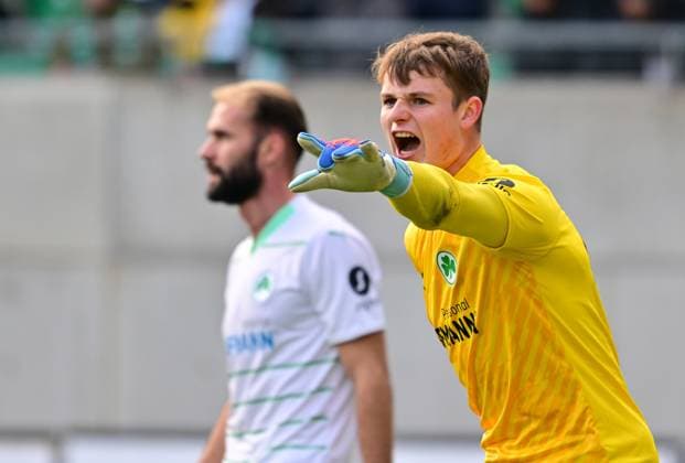 26 11 2023 Soccer Season 2023 2024 2 Soccer Bundesliga 14 Matchday SpVgg Greuther Fürth Kleeblatt SV Wehen Wiesbaden SVWW Sportfoto Zink MeZi xmexzix DFL regulations prohibit any use of photographs as image sequences and or quasi video only for editorial use Jonas Urbig 40, SpVgg Greuther Fürth dirigiert schreit