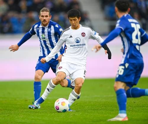 Kanji Okunuki 1 FC Nuernberg, 11 on the ball, behind him Sebastian Jung Karlsruher SC, 2 , GER, Karlsruher SC vs 1 FC Nuernberg, Sport, Soccer, Men, 2 Bundesliga, Matchday 14, Season 2023 2024, 26 11 2023, DFL REGULATES PROHIBIT ANY USE OF PHOTOGRAPHS AS IMAGE SEQUENCES AND OR QUASI VIDEO GER, Karlsruher SC vs 1 FC Nuernberg, Sport, Football, Men, 2 Bundesliga, Matchday 14, Season 2023 2024, 26 11 2023, Karlsruhe Copyright: xEibner-Pressefoto SilasxSchuellex EP_SSR
