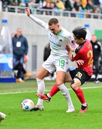 26 11 2023 Soccer Season 2023 2024 2 Soccer Bundesliga 14 Matchday SpVgg Greuther Fürth Kleeblatt SV Wehen Wiesbaden SVWW Sportfoto Zink xwoxzix DFL regulations prohibit any use of photographs as image sequences and or quasi video only for editorial use Tim Lemperle 19, SpVgg Greuther Fürth Hyunju Hyun Ju Lee 20, SV Wehen 1926 Wiesbaden SVWW