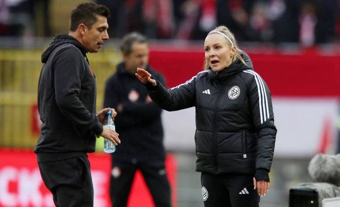 Marcel Rapp Coach, Holstein Kiel , 4 Official Fabienne Michel 26 11 2023, Football, 2 Bundesliga, FC Kaiserslautern Holstein Kiel, 14 Matchday, Season 2023 24, Fritz Walter Stadion, Kaiserslautern, Germany, zmdz, DFB DFL regulations prohibit any use of photographs as image sequences and or quasi video FC Kaiserslautern Holstein Kiel