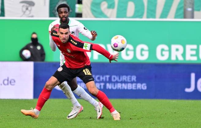 26 11 2023 Soccer Season 2023 2024 2 Soccer Bundesliga 14 Matchday SpVgg Greuther Fürth Kleeblatt SV Wehen Wiesbaden SVWW Sportfoto Zink xwoxzix DFL regulations prohibit any use of photographs as image sequences and or quasi video only for editorial use Ivan Prtajin 18, SV Wehen 1926 Wiesbaden SVWW before Gideon Jung 23, SpVgg Greuther Fürth