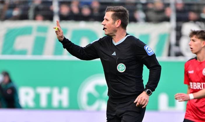 26 11 2023 Soccer Season 2023 2024 2 Soccer Bundesliga 14 Matchday SpVgg Greuther Fürth Kleeblatt SV Wehen Wiesbaden SVWW Sportfoto Zink xwoxzix DFL regulations prohibit any use of photographs as image sequences and or quasi video only for editorial use Frank Willenborg Referee
