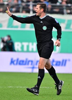 26 11 2023 Soccer Season 2023 2024 2 Soccer Bundesliga 14 Matchday SpVgg Greuther Fürth Kleeblatt SV Wehen Wiesbaden SVWW Sportfoto Zink xwoxzix DFL regulations prohibit any use of photographs as image sequences and or quasi video only for editorial use Frank Willenborg Referee