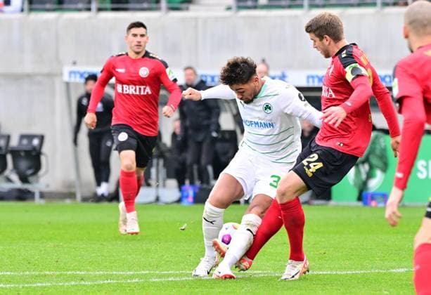 26 11 2023 Soccer Season 2023 2024 2 Soccer Bundesliga 14 Matchday SpVgg Greuther Fürth Kleeblatt SV Wehen Wiesbaden SVWW Sportfoto Zink xwoxzix DFL regulations prohibit any use of photographs as image sequences and or quasi video only for editorial use Armindo Sieb 30, SpVgg Greuther Fürth Marcus Mathisen 24, SV Wehen 1926 Wiesbaden SVWW