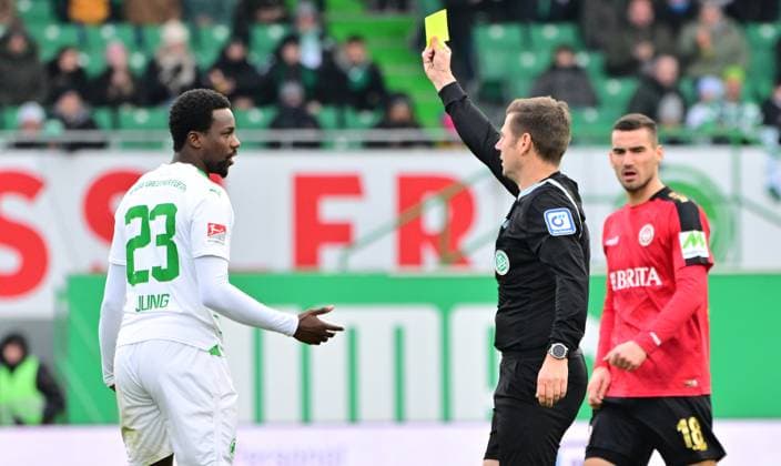 26 11 2023 Soccer Season 2023 2024 2 Soccer Bundesliga 14 Matchday SpVgg Greuther Fürth Kleeblatt SV Wehen Wiesbaden SVWW Sportfoto Zink xwoxzix DFL regulations prohibit any use of photographs as image sequences and or quasi video only for editorial use Frank Willenborg Referee shows Gideon Jung 23, SpVgg Greuther Fürth yellow card yellow