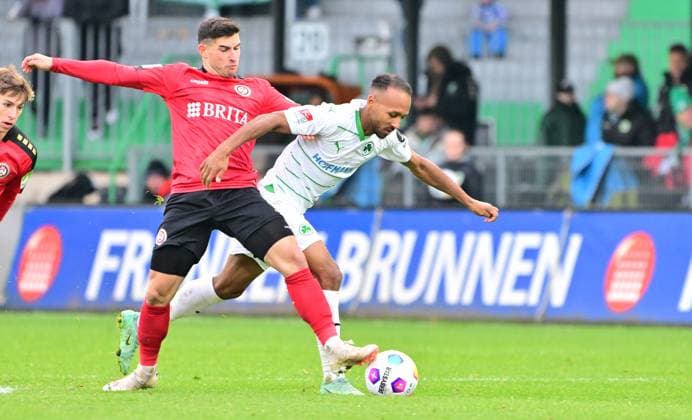 26 11 2023 Soccer Season 2023 2024 2 Soccer Bundesliga 14 Matchday SpVgg Greuther Fürth Kleeblatt SV Wehen Wiesbaden SVWW Sportfoto Zink xwoxzix DFL regulations prohibit any use of photographs as image sequences and or quasi video only for editorial use Robin Heußer Heusser 7, SV Wehen 1926 Wiesbaden SVWW Julian Green 37, SpVgg Greuther Fürth