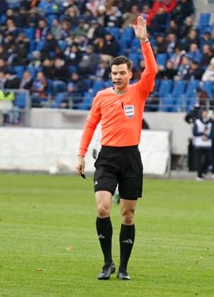 26 11 2023 Soccer season 2023 2024 2 Soccer Bundesliga 14 Matchday Karlsruher SC KSC 1 FC Nürnberg FCN Club Sportfoto Zink DaMa xdaxmax DFL regulations prohibit any use of photographs as image sequences and or quasi video only for editorial use Harm Osmers Referee indicates gestures directs gives instructions