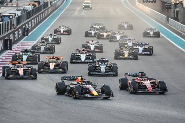 Start race 01 VERSTAPPEN Max (nld), Red Bull Racing RB19, action 26 63 RUSSELL George (gbr), Mercedes AMG F1 Team W14, action 81 PIASTRI Oscar (aus), McLaren F1 Team MCL60, action 04 NORRIS Lando (gbr), McLaren F1 Team MCL60, action during the 2023 Formula 1 Etihad Airways Abu Dhabi Grand Prix, 22th round of the 2023 Formula One World Championship, WM, Weltmeisterschaft from November 24 to 26, 2023 on the Yas Marina Circuit, in Abu Dhabi - F1 - ABU DHABI GRAND PRIX 2023 - RACE DPPI Panoramic  G0OD5024 copie