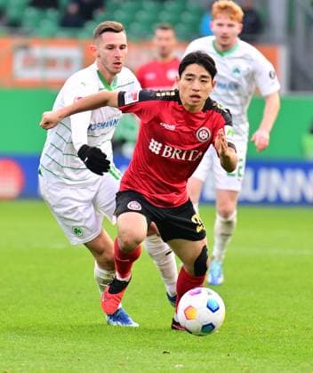 26 11 2023 Soccer Season 2023 2024 2 Soccer Bundesliga 14 Matchday SpVgg Greuther Fürth Kleeblatt SV Wehen Wiesbaden SVWW Sportfoto Zink xwoxzix DFL regulations prohibit any use of photographs as image sequences and or quasi video only for editorial use Branimir Hrgota 10 SpVgg Greuther Fürth Hyunju Hyun Ju Lee 20, SV Wehen 1926 Wiesbaden SVWW