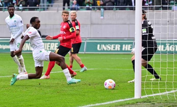 26 11 2023 Soccer Season 2023 2024 2 Soccer Bundesliga 14 Matchday SpVgg Greuther Fürth Kleeblatt SV Wehen Wiesbaden SVWW Sportfoto Zink xwoxzix DFL regulations prohibit any use of photographs as image sequences and or quasi video only for editorial use Treffer Tor Torschuß zum 2 0 durch Branimir Hrgota 10 SpVgg Greuther Fürth , nicht im Bild Dickson Abiama 11, SpVgg Greuther Fürth Florian Stritzel 16, SV Wehen 1926 Wiesbaden SVWW