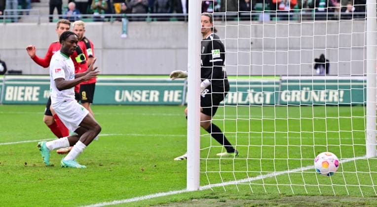 26 11 2023 Soccer Season 2023 2024 2 Soccer Bundesliga 14 Matchday SpVgg Greuther Fürth Kleeblatt SV Wehen Wiesbaden SVWW Sportfoto Zink xwoxzix DFL regulations prohibit any use of photographs as image sequences and or quasi video only for editorial use Treffer Tor Torschuß zum 2 0 durch Branimir Hrgota 10 SpVgg Greuther Fürth , nicht im Bild Dickson Abiama 11, SpVgg Greuther Fürth Florian Stritzel 16, SV Wehen 1926 Wiesbaden SVWW