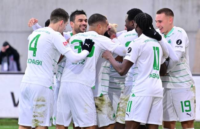 26 11 2023 Soccer Season 2023 2024 2 Soccer Bundesliga 14 Matchday SpVgg Greuther Fürth Kleeblatt SV Wehen Wiesbaden SVWW Sportfoto Zink xwoxzix DFL regulations prohibit any use of photographs as image sequences and or quasi video only for editorial use Torjubel Jubel Freude nach Treffer Torschuß zum 2 0 durch Branimir Hrgota 10 SpVgg Greuther Fürth