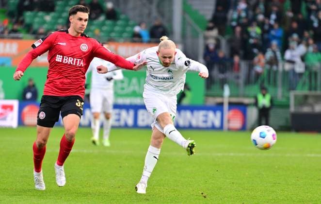 26 11 2023 Soccer Season 2023 2024 2 Soccer Bundesliga 14 Matchday SpVgg Greuther Fürth Kleeblatt SV Wehen Wiesbaden SVWW Sportfoto Zink xwoxzix DFL regulations prohibit any use of photographs as image sequences and or quasi video only for editorial use John Iredale 33, SV Wehen 1926 Wiesbaden SVWW Jomaine Consbruch 14, SpVgg Greuther Fürth