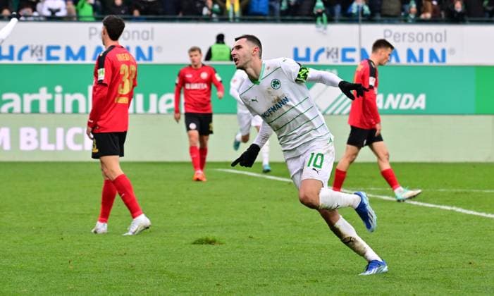 26 11 2023 Soccer Season 2023 2024 2 Soccer Bundesliga 14 Matchday SpVgg Greuther Fürth Kleeblatt SV Wehen Wiesbaden SVWW Sportfoto Zink MeZi xmexzix DFL regulations prohibit any use of photographs as image sequences and or quasi video only for editorial use Torjubel Jubel nach Treffer Torschuß zum 2 0 durch Branimir Hrgota 10 SpVgg Greuther Fürth