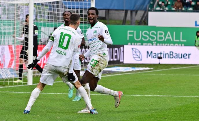 26 11 2023 Soccer Season 2023 2024 2 Soccer Bundesliga 14 Matchday SpVgg Greuther Fürth Kleeblatt SV Wehen Wiesbaden SVWW Sportfoto Zink MeZi xmexzix DFL regulations prohibit any use of photographs as image sequences and or quasi video only for editorial use Torjubel Jubel nach Treffer Torschuß zum 2 0 durch Branimir Hrgota 10 SpVgg Greuther Fürth mit Gideon Jung 23, SpVgg Greuther Fürth