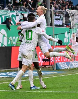 26 11 2023 Soccer Season 2023 2024 2 Soccer Bundesliga 14 Matchday SpVgg Greuther Fürth Kleeblatt SV Wehen Wiesbaden SVWW Sportfoto Zink MeZi xmexzix DFL regulations prohibit any use of photographs as image sequences and or quasi video only for editorial use Torjubel Jubel nach Treffer Torschuß zum 2 0 durch Branimir Hrgota 10 SpVgg Greuther Fürth mit Gideon Jung 23, SpVgg Greuther Fürth Jomaine Consbruch 14, SpVgg Greuther Fürth