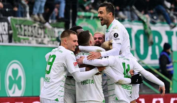 26 11 2023 Soccer Season 2023 2024 2 Soccer Bundesliga 14 Matchday SpVgg Greuther Fürth Kleeblatt SV Wehen Wiesbaden SVWW Sportfoto Zink MeZi xmexzix DFL regulations prohibit any use of photographs as image sequences and or quasi video only for editorial use Torjubel Jubel nach Treffer Torschuß zum 2 0 durch Branimir Hrgota 10 SpVgg Greuther Fürth