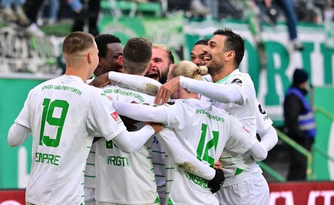 26 11 2023 Soccer Season 2023 2024 2 Soccer Bundesliga 14 Matchday SpVgg Greuther Fürth Kleeblatt SV Wehen Wiesbaden SVWW Sportfoto Zink MeZi xmexzix DFL regulations prohibit any use of photographs as image sequences and or quasi video only for editorial use Torjubel Jubel nach Treffer Torschuß zum 2 0 durch Branimir Hrgota 10 SpVgg Greuther Fürth
