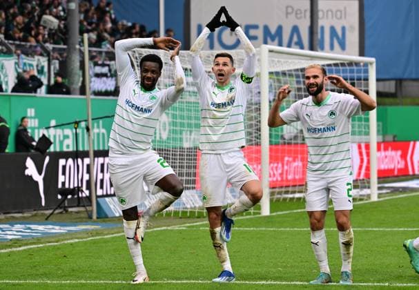 26 11 2023 Fußball Saison 2023 2024 2 Fussball Bundesliga 14 Spieltag SpVgg Greuther Fürth Kleeblatt SV Wehen Wiesbaden SVWW Sportfoto Zink MeZi xmexzix DFL regulations prohibit any use of photographs as image sequences and or quasi video only for editorial use Torjubel Jubel nach Treffer Torschuß zum 2 0 durch Branimir Hrgota 10 SpVgg Greuther Fürth von links Gideon Jung 23, SpVgg Greuther Fürth Branimir Hrgota 10 SpVgg Greuther Fürth Simon Asta 2, SpVgg Greuther Fürth
