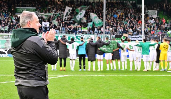 26 11 2023 Soccer Season 2023 2024 2 Soccer Bundesliga 14 Matchday SpVgg Greuther Fürth Kleeblatt SV Wehen Wiesbaden SVWW Sportfoto Zink xwoxzix DFL regulations prohibit any use of photographs as image sequences and or quasi video only for editorial use Alexander Zorniger Trainer SpVgg Greuther Fürth and Team Team in front of Fans Fanblock after end of match