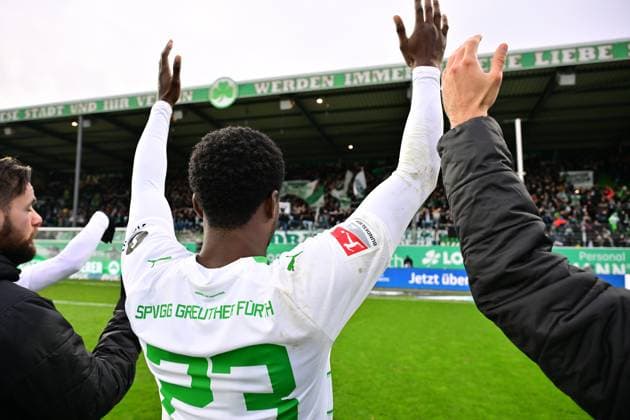 26 11 2023 Soccer Season 2023 2024 2 Soccer Bundesliga 14 Matchday SpVgg Greuther Fürth Kleeblatt SV Wehen Wiesbaden SVWW Sportfoto Zink xwoxzix DFL regulations prohibit any use of photographs as image sequences and or quasi video only for editorial use Gideon Jung 23, SpVgg Greuther Fürth after the end of the match