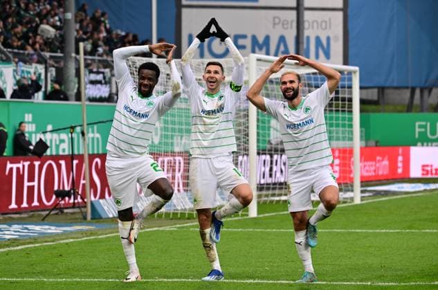 26 11 2023 Fußball Saison 2023 2024 2 Fussball Bundesliga 14 Spieltag SpVgg Greuther Fürth Kleeblatt SV Wehen Wiesbaden SVWW Sportfoto Zink MeZi xmexzix DFL regulations prohibit any use of photographs as image sequences and or quasi video only for editorial use Torjubel Jubel nach Treffer Torschuß zum 2 0 durch Branimir Hrgota 10 SpVgg Greuther Fürth von links Gideon Jung 23, SpVgg Greuther Fürth Branimir Hrgota 10 SpVgg Greuther Fürth Simon Asta 2, SpVgg Greuther Fürth