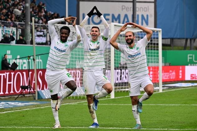 Sport Themen der Woche KW47 26.11.2023 - Fussball - Saison 2023 2024 - 2. Fussball - Bundesliga - 14. Spieltag: SpVgg Greuther Fürth ( Kleeblatt ) - SV Wehen Wiesbaden SVWW - Sportfoto Zink MeZi - xmexzix - DFL regulations prohibit any use of photographs as image sequences and or quasi-video - only for editorial use - Torjubel Jubel Freude nach Treffer Tor Torschuß zum 2:0 durch Branimir Hrgota (10. SpVgg Greuther Fürth ) - von links : Gideon Jung ( 23, SpVgg Greuther Fürth ) Branimir Hrgota (10. SpVgg Greuther Fürth ) Simon Asta (2, SpVgg Greuther Fürth ) *** 26 11 2023 Fußball Saison 2023 2024 2 Fussball Bundesliga 14 Spieltag SpVgg Greuther Fürth Kleeblatt SV Wehen Wiesbaden SVWW Sportfoto Zink MeZi xmexzix DFL regulations prohibit any use of photographs as image sequences and or quasi video only for editorial use Torjubel Jubel nach Treffer Torschuß zum 2 0 durch Branimir Hrgota 10 SpVgg Greuther Fürth von links Gideon Jung 23, SpVgg Greuther Fürth Branimir Hrgota 10 SpVgg Greuther Fürth Simon Asta 2, SpVgg Greuther Fürth