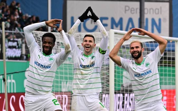 26 11 2023 Fußball Saison 2023 2024 2 Fussball Bundesliga 14 Spieltag SpVgg Greuther Fürth Kleeblatt SV Wehen Wiesbaden SVWW Sportfoto Zink MeZi xmexzix DFL regulations prohibit any use of photographs as image sequences and or quasi video only for editorial use Torjubel Jubel nach Treffer Torschuß zum 2 0 durch Branimir Hrgota 10 SpVgg Greuther Fürth von links Gideon Jung 23, SpVgg Greuther Fürth Branimir Hrgota 10 SpVgg Greuther Fürth Simon Asta 2, SpVgg Greuther Fürth