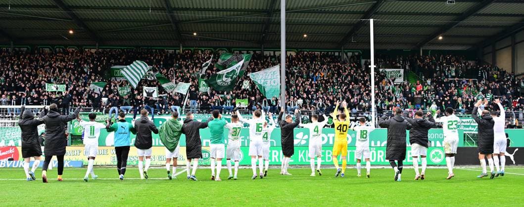 26 11 2023 Soccer Season 2023 2024 2 Soccer Bundesliga 14 Matchday SpVgg Greuther Fürth Kleeblatt SV Wehen Wiesbaden SVWW Sportfoto Zink xwoxzix DFL regulations prohibit any use of photographs as image sequences and or quasi video only for editorial use Mannschaft Team Fürth Jubel Freude Jubelkette nach Spielende