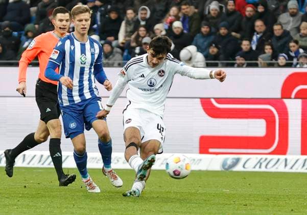 26 11 2023 Soccer season 2023 2024 2 Soccer Bundesliga 14 Matchday Karlsruher SC KSC 1 FC Nuremberg FCN Club Sportfoto Zink DaMa xdaxmax DFL regulations prohibit any use of photographs as image sequences and or quasi video only for editorial use Can Yilmaz Uzun 42, 1 FC Nuremberg FCN with shot on goal
