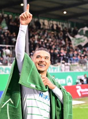 26 11 2023 Soccer Season 2023 2024 2 Soccer Bundesliga 14 Matchday SpVgg Greuther Fürth Kleeblatt SV Wehen Wiesbaden SVWW Sportfoto Zink xwoxzix DFL regulations prohibit any use of photographs as image sequences and or quasi video only for editorial use Maximilian Solomon Dietz 33, SpVgg Greuther Fürth Jubel Freude nach Spielende