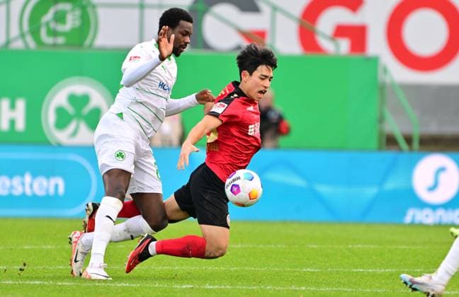 26 11 2023 Soccer Season 2023 2024 2 Soccer Bundesliga 14 Matchday SpVgg Greuther Fürth Kleeblatt SV Wehen Wiesbaden SVWW Sportfoto Zink xwoxzix DFL regulations prohibit any use of photographs as image sequences and or quasi video only for editorial use Gideon Jung 23, SpVgg Greuther Fürth Hyunju Hyun Ju Lee 20, SV Wehen 1926 Wiesbaden SVWW